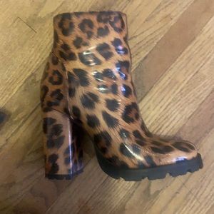 Schutz nandy heeled leopard boots with side zipper size 8